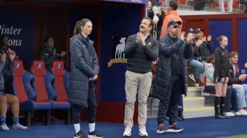 Hoka Bondi 9 chaussures de course bleu/rouge portées par l’entraîneur Beard (Brendan Hunt) telles que vues dans Ted Lasso (S04E05)