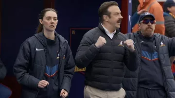 Veste Nike Therma-FIT Academy Pro 2-en-1 SDF portée par Alice Chilton (Tanya Reynolds) telle que vue dans Ted Lasso (S04E05)