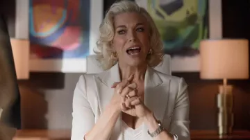 Boucles d’oreilles Alexis Bittar Puffy Hoop portées par Rebecca Welton (Hannah Waddingham) telles que vues dans Ted Lasso (S04E05)