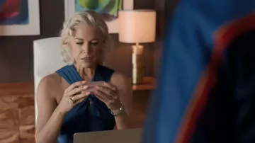 Bague artistique blanche Yves Saint Laurent YSL portée par Rebecca Welton (Hannah Waddingham) telle que vue dans Ted Lasso (S04E05)