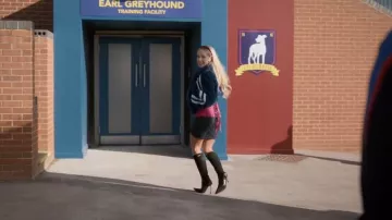 Ceinture K Kim Shui Pink Diamante portée par Keeley Jones (Juno Temple) telle que vue dans Ted Lasso (S04E05)