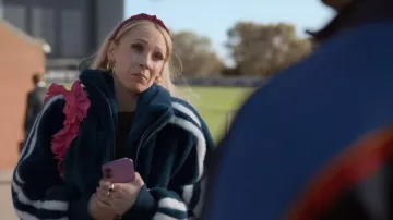 Bandeau en velours Amaia London Bourgogne porté par Keeley Jones (Juno Temple) tel que vu dans Ted Lasso (S04E05)