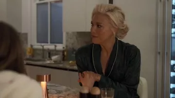 Bata de seda mezclada con cinturón Polo ralph Lauren llevada por Rebecca Welton (Hannah Waddingham) como se ve en Ted Lasso (S04E05)