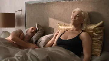 Skims capas lisas Cami de tirantes escasos que lleva Rebecca Welton (Hannah Waddingham) como se ve en Ted Lasso (S04E05)