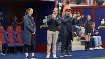 Zapatillas Nike Air Max 90 PRM usadas por Ted Lasso (Jason Sudeikis) vistas en Ted Lasso (S04E05)