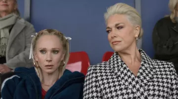 Bijoux Jennifer Zeuner Boucles d’oreilles Lou Medium Hoop portées par Keeley (Juno Temple) telles que vues dans Ted Lasso (S04E05)