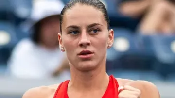 Marta Kostyuk 2026 US Open Red Dress of Marta Kostyuk in US OPEN 2026 : QUEL COMBAT ! Linda Noskova ÉCARTE Marta Kostyuk et s'offre un choc contre Sabalenka