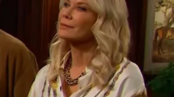 Camisa con estampado de joyas que lleva Brooke Logan (Katherine Kelly Lang) en The Bold and the Beautiful (S40)