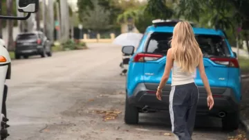 Pantalones deportivos Oner Active Oversize, de pierna recta tejidos con ribetes y ribet, que lleva Alix Earle tal y como se ve en Earle se encuentra con el mundo (S01E01)