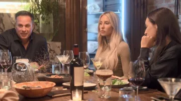 Pull à col roulé en soie vert olive Prada porté par Alix Earle tel que vu dans Earle rencontre le monde (S01E01)