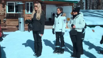 Halfday Emma Soft Shell Pants usados por Alix Earle tal como se ve en Earle se encuentra con el mundo (S01E03)