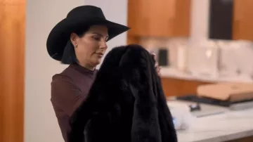 Vestido Midi de manga larga y manga larga de Magda Butrym llevado por Ashley Dupre, tal como se ve en Earle se encuentra con el mundo (S01E03)