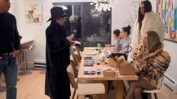 Chaqueta de Shearling Bianca Mongolian llevada por Ashtin Earle vista en Earle se encuentra con el mundo (S01E03)