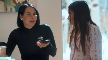 Pijama polo de manga larga con enrejado LoveShackFancy x Roller Rabbit Feather lleva Penelope Earle tal y como se ve en Earle se encuentra con el mundo (S01E03)