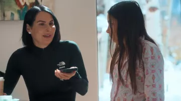 La camiseta de manga larga North Face x Skims Refina que lleva Ashley Dupre, vista en Earle Meets World (S01E03)