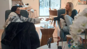 Amantes y amigos Billie con media cremallera llevada por Sally Carden, tal como se ve en Earle se encuentra con el mundo (S01E03)