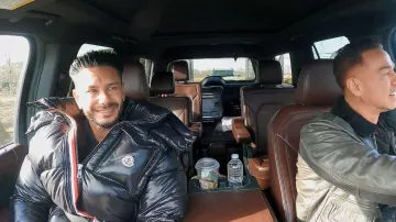 Veston en duvet à capuche Moncler Montbeliard porté par DJ Pauly D tel que vu dans Jersey Shore : Vacances en famille (S08E36)