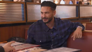 Chemise en flanelle violette moitié et demi portée par DJ Pauly D telle que vue dans Jersey Shore : Vacances en famille (S08E36)