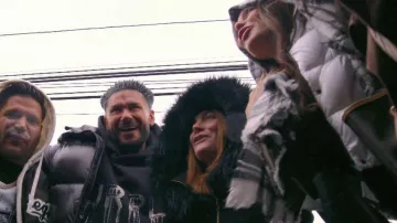 Manteau matelassé Moncler Grenoble porté par Jenni Farley tel que vu dans Jersey Shore : Vacances en famille (S08E36)