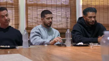 Sweat-shirt brodé Nike Swoosh à col rond porté par Vinny Guadagnino tel que vu dans Jersey Shore : Vacances en famille (S08E36)