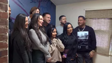 T-shirt à manches longues Slim Fit de facto porté par Jenni Farley tel que vu dans Jersey Shore : Vacances en famille (S08E36)