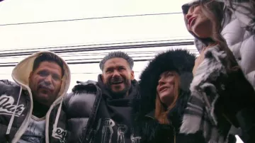 Sweat à capuche en polaire HWT de marque violette porté par DJ Pauly D tel que vu dans Jersey Shore : Vacances en famille (S08E36)