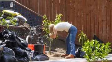 Botte en cuir Red Wing Classic Moc Oro Legacy portée par Jasmine Roth telle que vue dans Roast My Rental (S01E06)