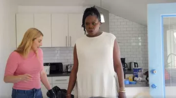 Gilet Banana Republic en mélange coton épais porté par Leslie Jones, tel que vu dans Roast My Rental (S01E07)