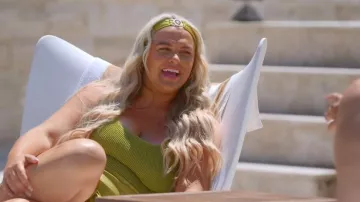 Serre-tête Moda Minx Amour Collection 'Olive' porté par Saffron Lempriere tel que vu dans The Only Way Is Essex (S37E08)