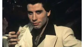 John Travolta en fiebre del sábado por la noche traje blanco de Tony Manero (John Travolta) en fiebre del sábado por la noche
