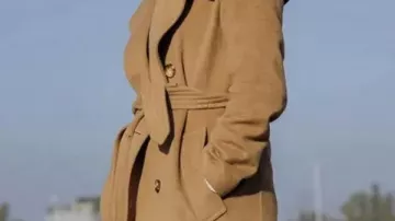 Le trench-coat de The Gentlemen S01 Kaya Scodelario porté par Susie Glass (Kaya Scodelario) dans The Gentlemen (S01)