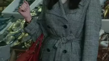 The Gentlemen S01 Susie Glass Grey Coat porté par Susie Glass (Kaya Scodelario) dans The Gentlemen (S01)