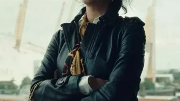 La veste en cuir Kaya Scodelario de The Gentlemen S02 portée par Susie Glass (Kaya Scodelario) dans The Gentlemen (S02)