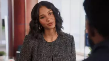 Salut Harper September Long Oval Headbusts portés par Layla Keating (Greta Onieogou) comme on le voit dans All American (S08E10)