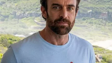 Camiseta de White Mushroom Records que lleva Adam Rowland en Home and Away (S39)