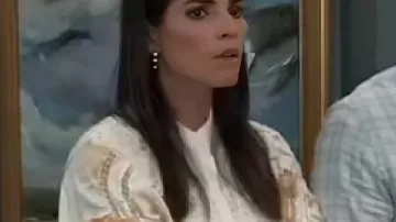 Blusa de encaje floral blanca y naranja usada por (Brook Lynn Quartermaine en General Hospital