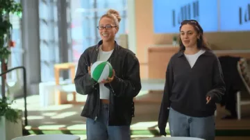 Sweat en laine mérino d’Aritzia Clara porté par Sally Carden, tel qu’on le voit dans Earle rencontre le monde (S01E06)
