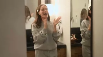 Alo Yoga Accolade 1/4 Jersey con cremallera llevado por Sally Carden, visto en Earle Meets World (S01E06)