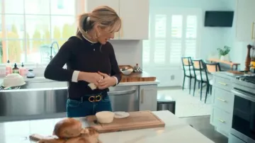 Pull à col rond à côtes Sandro porté par Alisa Maniaci tel que vu dans Earle rencontre le monde (S01E06)