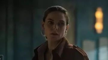 Veste marron Silo S01 portée par (Juliette Nichols) telle que vue dans Silo (S01)