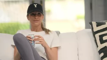 Casquette de baseball Gabardine en application écusson Saint Laurent portée par Alix Earle telle que vue dans Earle rencontre le monde (S01E08)