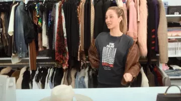 T-shirt graphique imprimé par Alix Earle, connu pour la célébrité de Paly à Hollywood, porté par Alix Earle dans Earle rencontre le monde (S01E08)