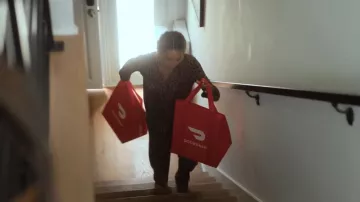 Un conjunto de pijama arrugado de margarita no cambia sus manchas que lleva Alix Earle, tal como se ve en Earle se encuentra con el mundo (T01E08)