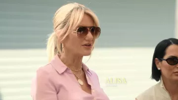 Gafas de sol Freyrs Logan en dorado/marrón usadas por Alisa Maniaci como se ve en Earle se encuentra con el mundo (T01E08)