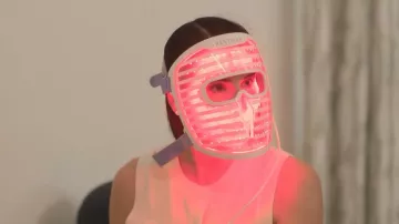 Mascarilla facial LED IRestore para piel joven, terapia de luz roja para rostro usada por Ashley Dupré vista en Earle Meets World (S01E08)