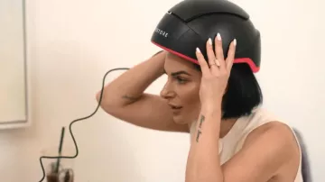 IRestore Elite + batería recargable Terapia de luz roja láser para el crecimiento del cabello usada por Ashley Dupré vista en Earle se encuentra con el mundo (S01E08)