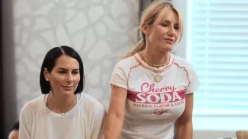 T-shirt soda aux cerises pilcro porté par Alisa Maniaci tel que vu dans Earle rencontre le monde (S01E08)