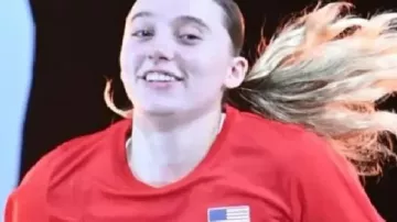 Camiseta roja Paige Bueckers USA de la Copa Mundial Femenina FIBA