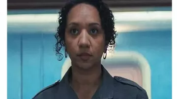 Silo S03 Veste grise de Camille Sims (Alexandria Riley) dans Silo (S03)