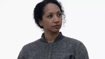 Silo S03 Veste bomber en laine grise de Camille Sims (Alexandria Riley) en Silo (S03)